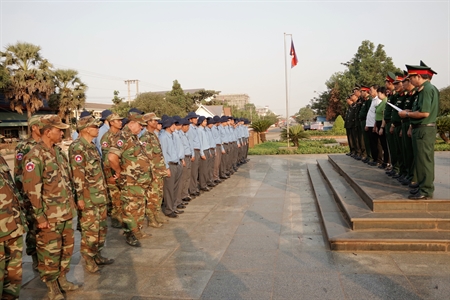 Tỉnh Tây Ninh tiễn 2 đội chuyên trách sang Campuchia làm nhiệm vụ