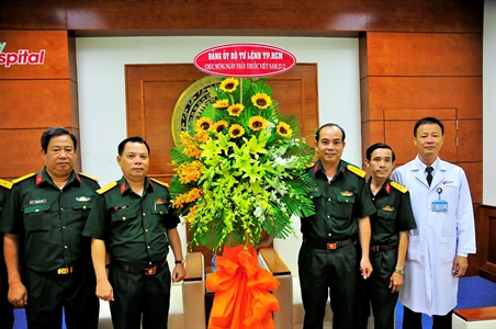 Bộ Tư lệnh TP.HCM chúc mừng các cơ sở y tế nhân ngày Thầy thuốc Việt Nam