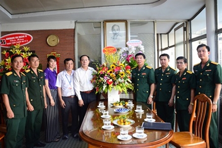 Đại tá Nguyễn Văn Hiệu chúc mừng các cơ quan y tế, bệnh viện nhân Ngày Thầy thuốc Việt Nam