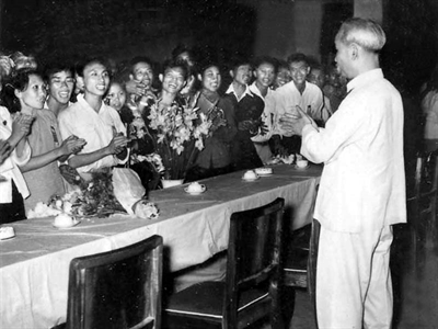 Thẳng thắn tự phê bình và thật thà phê bình tức là đoàn kết mà đấu tranh