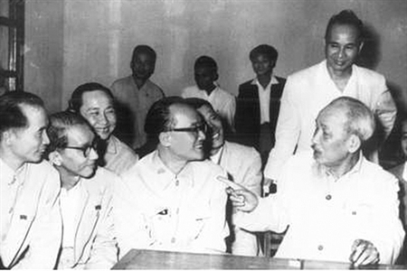 Lời Bác Hồ dạy ngày này năm xưa: "Dùng người cũng như dùng gỗ. Người thợ khéo thì gỗ to, nhỏ, thẳng, cong, đều tuỳ chỗ mà dùng được".