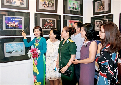 Triển lãm ảnh Quê hương qua ống kính nhiếp ảnh nữ