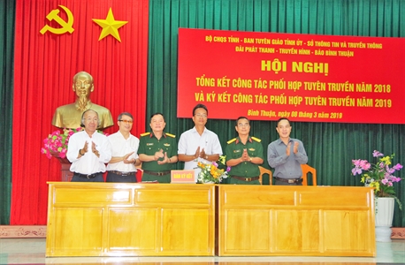 Bộ CHQS tỉnh Bình Thuận ký kết phối hợp tuyên truyền với các cơ quan báo chí
