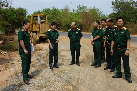 Thiếu tướng Lê Bửu Tuấn kiểm tra đường tuần tra biên giới