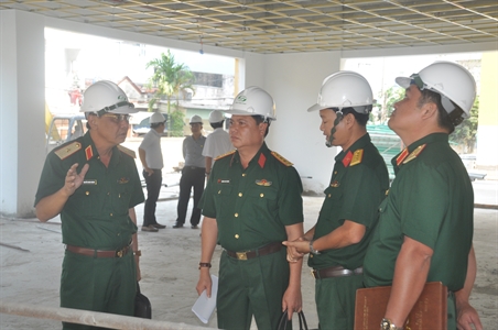 Cần đẩy nhanh tiến độ thi công, sớm bàn giao nhà cho cán bộ