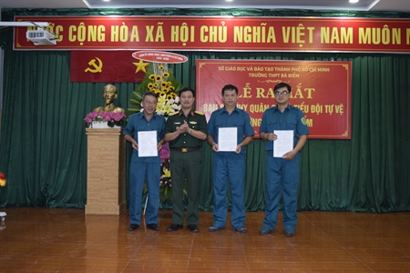 Ban Chỉ huy Quân sự huyện Hóc Môn và Trường THPT Bà Điểm ra mắt tiểu đội tự vệ