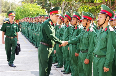 Bộ CHQS tỉnh Bình Thuận thăm, đối thoại với chiến sĩ mới