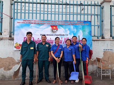 Dân quân phường 11, quận Bình Thạnh vệ sinh môi trường
