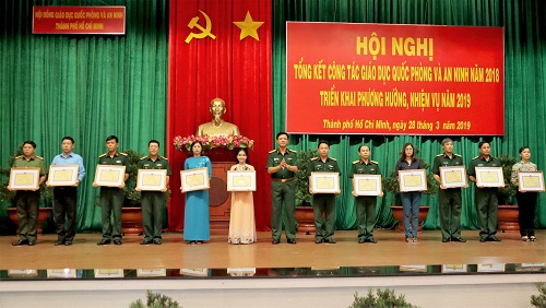29 tập thể và cá nhân được khen thưởng trong công tác  giáo dục QP – AN