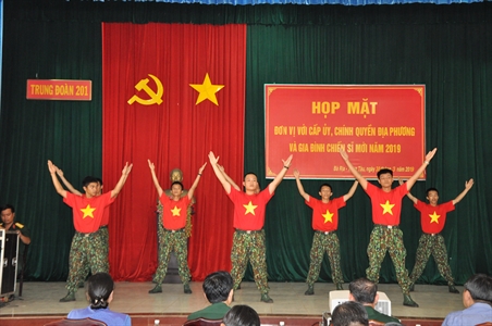 Sư đoàn 302 họp mặt cấp ủy, chính quyền địa phương và gia đình chiến sĩ mới