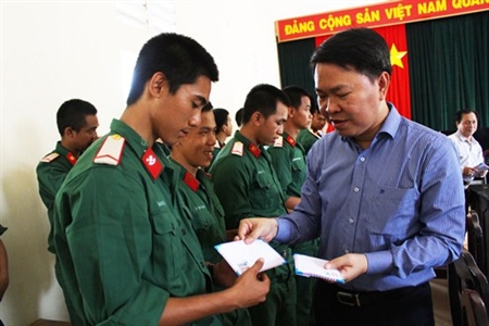Lãnh đạo Quận 4 thăm, tặng quà chiến sĩ mới