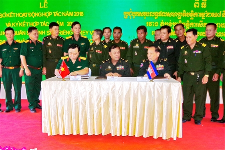 Bộ CHQS tỉnh Long An ký quy chế kết nghĩa với Tiểu khu Quân sự tỉnh Svayrieng, Prayveng Quân đội Hoàng gia Campuchia