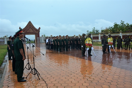 Bộ Tư lệnh Quân khu 7 viếng Đài tưởng niệm Anh hùng liệt sĩ Quân tình nguyện và chuyên gia Việt Nam tại Vương quốc Campuchia