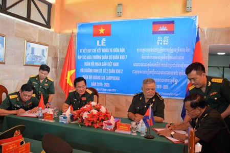 Ký kết hợp tác giữa Trường Quân sự Quân khu 7
với Trường Binh sĩ số 2 Quân đội Hoàng gia Campuchia