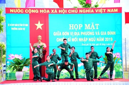 Trường Quân sự Bộ Chỉ huy Quân sự tỉnh Tây Ninh gặp mặt chính quyền địa phương và gia đình chiến sĩ mới 2019