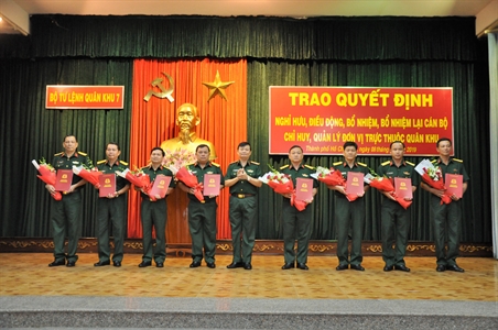 Bộ Tư lệnh Quân khu 7 trao quyết định nghỉ hưu, điều động, bổ nhiệm cán bộ