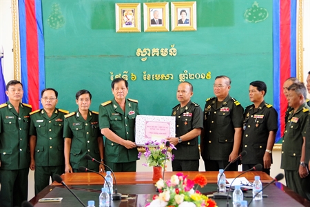 Bộ CHQS Tây Ninh chúc tết các đơn vị Quân đội Hoàng gia Campuchia