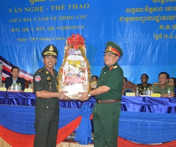 Kết thúc chương trình giao lưu văn hóa, văn nghệ, TDTT thắm tình hữu nghị trên nước bạn Campuchia