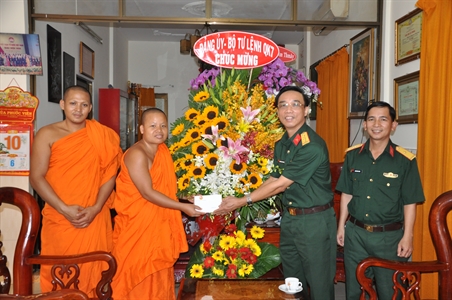 Bộ Tư lệnh Quân khu 7 chúc Tết cổ truyền Chôl Thnăm Thmây Chùa Candaransi