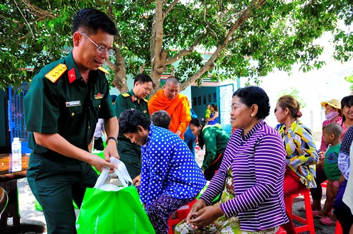 Bộ Tư lệnh TPHCM chúc tết Chol Chnam Th’may tại khu dân cư Bà Xán.