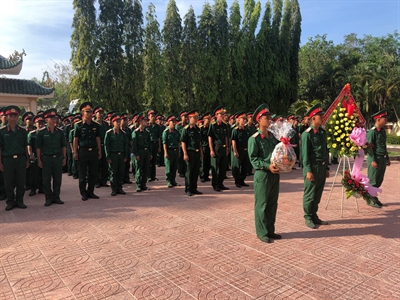 Trung đoàn Minh Đạm tổ chức cho chiến sĩ mới về nguồn học tập truyền thống