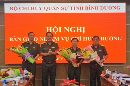 Bàn giao nhiệm vụ Chỉ huy trưởng Bộ chỉ huy quân sự tỉnh Bình Dương