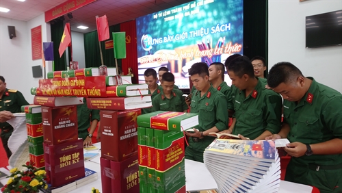 Trung đoàn Gia Định tổ chức chương trình ngày sách Việt Nam lần thứ 6