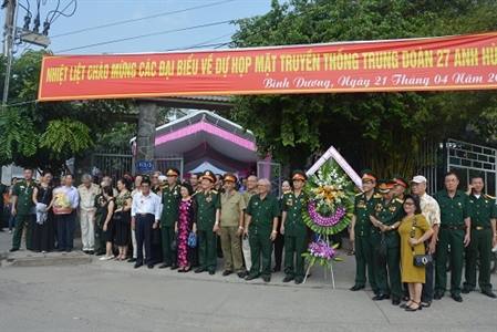 Trung đoàn 27 họp mặt truyền thống và giao lưu, ra mắt cuốn sách "Ngọn đèn trong bão lửa"