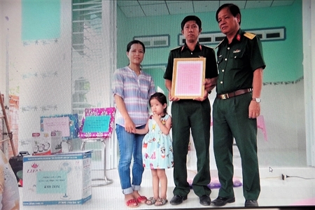 Bộ CHQS tỉnh Tây Ninh trao nhà 100 đồng cho cán bộ đoàn