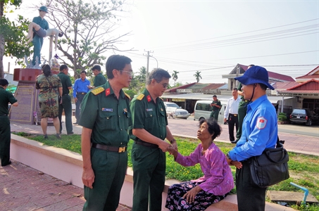 Người phụ nữ Campuchia và Tượng đài anh hùng liệt sĩ Quân tình nguyện Việt Nam