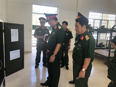 Thiếu tướng Du Trường Giang kiểm tra công tác huấn luyện chiến sĩ mới tại Trung đoàn Minh Đạm