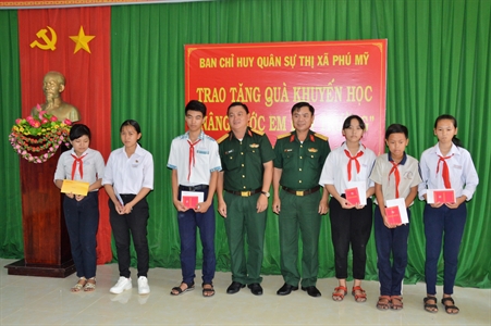 LLVT tỉnh BR-VT tặng quà “Nâng bước em đến trường”