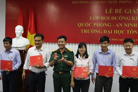 Bồi dưỡng kiến thức quốc phòng - an ninh cho cán bộ Trường Đại học Tôn Đức Thắng