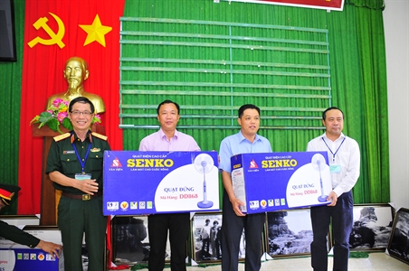 Trung tâm Giáo dục quốc phòng - an ninh thăm, tặng quà tại xã đảo Thổ Châu