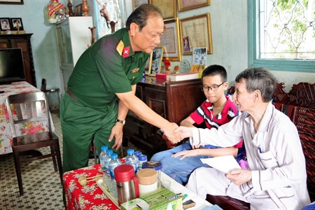 Bộ CHQS tỉnh Tây Ninh thăm gia đình chính sách dịp kỷ niệm 44 năm ngày miền Nam hoàn toàn giải phóng
