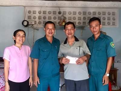 LLVT phường Đông Hưng Thuận, Quận 12 thăm, tặng quà gia đình chiến sĩ tại ngũ