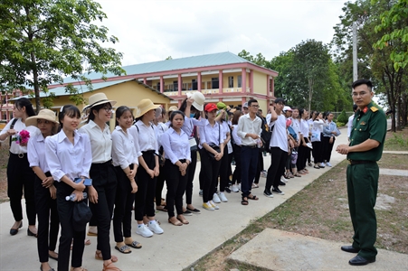 Sinh viên sư phạm tham quan Tiểu đoàn 208, Bộ CHQS tỉnh Bình Phước