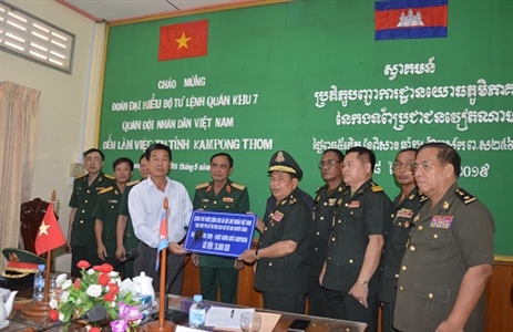 Đoàn công tác Quân khu 7 làm việc với Ban Chuyên trách tỉnh Kampong Thom