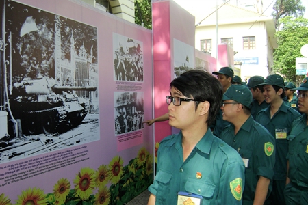 LLVT quận 1 tham quan triển lãm ảnh kỷ niệm 65 năm Chiến thắng Điện Biên Phủ