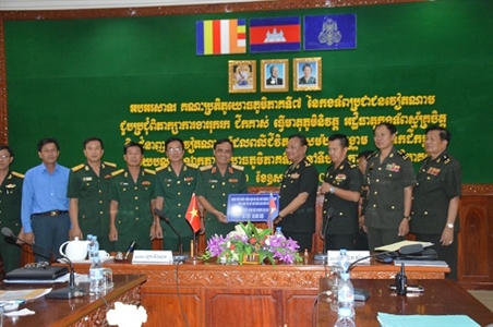 Đoàn Quân khu 7 làm việc với Quân khu 5 và các tỉnh Battambang, Pailin.