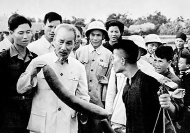 Lời Bác Hồ dạy ngày này năm xưa: “... Phê bình để sửa chữa, để tiến bộ. Không phê bình là tự làm mất quyền dân chủ”.