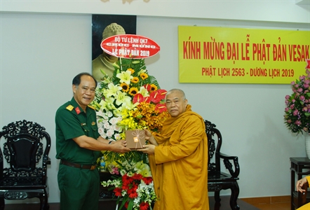 Quân khu 7 chúc mừng Văn phòng 2 Trung ương Giáo hội Phật giáo Việt Nam