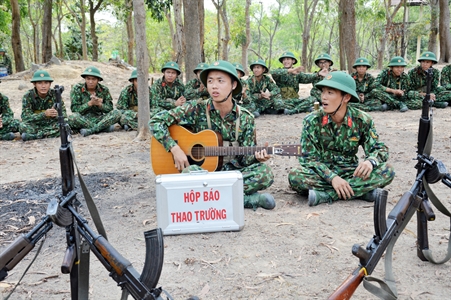 Chiến sĩ mới hăng say luyện tập