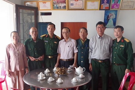 Bộ CHQS tỉnh Lâm Đồng thăm, tặng quà bộ đội Trường Sơn