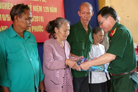 Binh đoàn 16 khám bệnh, cấp phát thuốc, tặng quà đồng bào nghèo vùng biên giới