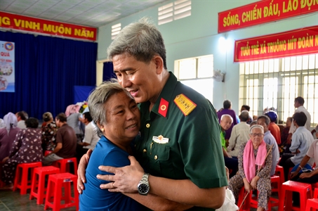 Trường Cao đẳng Quân y 2 tổ chức khám chữa bệnh, cấp thuốc cho người nghèo tỉnh Tây Ninh