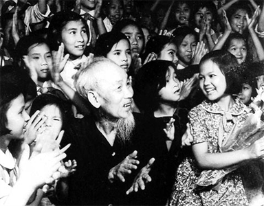 “Vì nước chưa nên nghĩ đến nhà,
Năm mươi chín tuổi vẫn chưa già.
Chờ cho kháng chiến thành công đã,
Bạn sẽ ăn mừng sinh nhật ta”.