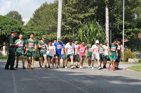 ​Khối thi đua 4 cơ quan Quân khu 7 tổ chức giải đi bộ