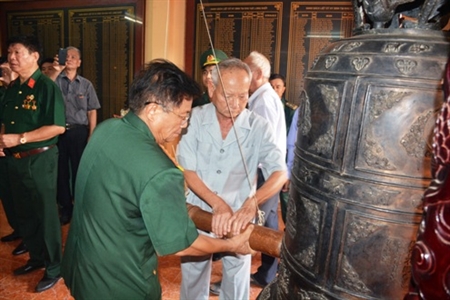 Hơn 500 Cựu chiến binh Trung đoàn 174, Sư đoàn 5, lãnh đạo, cán bộ chiến sỹ biên phòng tỉnh Long An và nhân dân địa phương thắp nhang tri ân các anh hùng liệt sỹ và đón nhận di tích khảo cổ học Gò Duối.