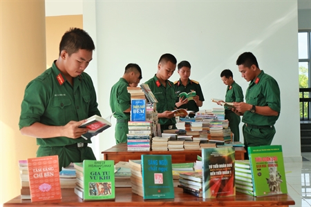 Cán bộ chiến sĩ Trung đoàn Đồng Nai tham gia ngày hội sách lần thứ 6